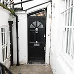 Modern Luxurious 3 Bed Flat With Private Garden & Bbq