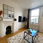 New Stylish Fulham Apartment - 2 Bed