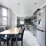 Cozy 4 Bedroom Home In Hackney, London