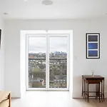 2 Bed 2 Bath Penthouse With Amazing Views With Free Parking