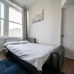 Spacious 2 Bedroom Apartment In Downtown London