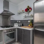 Joivy Cozy 1 Bed Flat With Garden In North Kensington