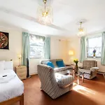 Remarkable 3-Bedroom Apartment In London
