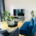 Luxury 2 Bedroom Apartment 20 Min From Central London