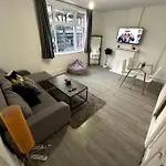 Spectacular 2 Bedroom On Tower Bridge