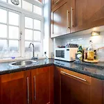 Pass The Keys One Bedroom Apt Near Popular London Attractions