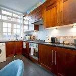 Pass The Keys One Bedroom Apt Near Popular London Attractions