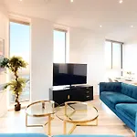 City View 2-Bed Battersea Penthouse - Underground Parking