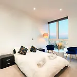 City View 2-Bed Battersea Penthouse - Underground Parking
