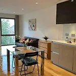 London Rooms In Luxury Apartment