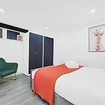 2 Bed Basement Apartment Short Term Rental & Flexible Renting Shoreditch With Free Wifi !