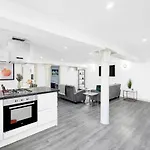 2 Bed Basement Apartment Short Term Rental & Flexible Renting Shoreditch With Free Wifi !