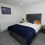 2 Bed Basement Apartment Short Term Rental & Flexible Renting Shoreditch With Free Wifi !