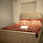 Very Cosy Home Near Westfield, Stratford