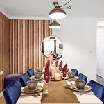 Modern & Stylish House In London - Garden