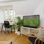 Lovely Apartment In Victoria Park Village