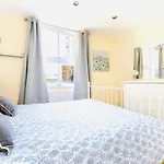 Charming Apartment, Sleeps 4- 15 Mins To Central
