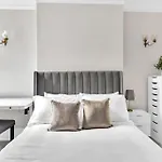 Luxury 3 Bedroom Apartment In The Heart Of High Street Kensington, London.