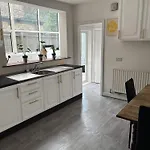 Balham, South London Spacious Guest House 5, 6 Rooms Available