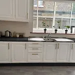 Balham, South London Spacious Guest House 5, 6 Rooms Available