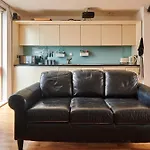 Bright 2 Bedroom Flat In Old Street With Balcony