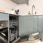 2-Bedroom Victorian Apartment In Kensington