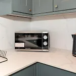 2-Bedroom Victorian Apartment In Kensington