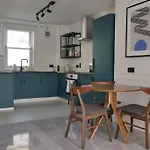 Contemporary Central Flat In Clerkenwell Green
