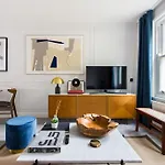 Contemporary Central Flat In Clerkenwell Green