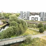 Big 2 Bedroom Flat Overlooking Canal & Park