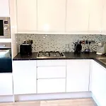 Two Bedroom Apartment By Dashh Properties Short Lets & Serviced Accommodation In Shepherds Bush With Free Wifi