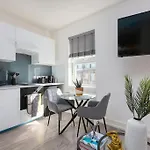 Studio Apt, 8 Min Walk From Tube 3