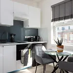 Studio Apt, 8 Min Walk From Tube 3