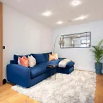 Soho Harmony Haven: Chic 2-Bed, 2-Bath Urban Retreat