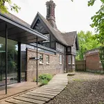 Parea Living - Spacious North London House With Big Garden