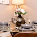 Olympia-Museums-KensingtonLondon Apartment