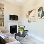 The Putney Classic - Trendy 2Bdr Flat