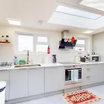2Bed Home With Free Parking - 40Min To City Centre