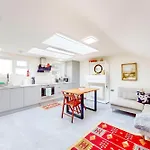 2Bed Home With Free Parking - 40Min To City Centre
