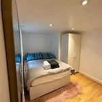 One Bedroom Flat Near Tube And Wembley Stadium