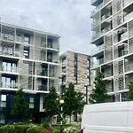 Luxury 2 Bed 2 Bath 1 Min From Station