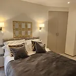 Stylish New 2 Bedroom Apartment