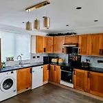 2 Bed Entire House In London Easy Acces To London