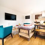 Chic Property Near Tower Hill With A Gym