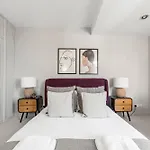 Chic Flat With Stunning City Views