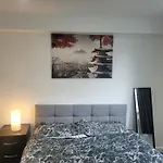 Private Rm In A 2 Bed Near 4 Train Stations