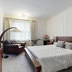 Bright & Spacious 4-Bed Flat In London