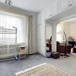 Bright & Spacious 4-Bed Flat In London