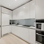 Sg, Chic Covent Garden Apartment
