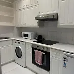 One Bedroom Flat With Private Terrace In Queen\'S Gate